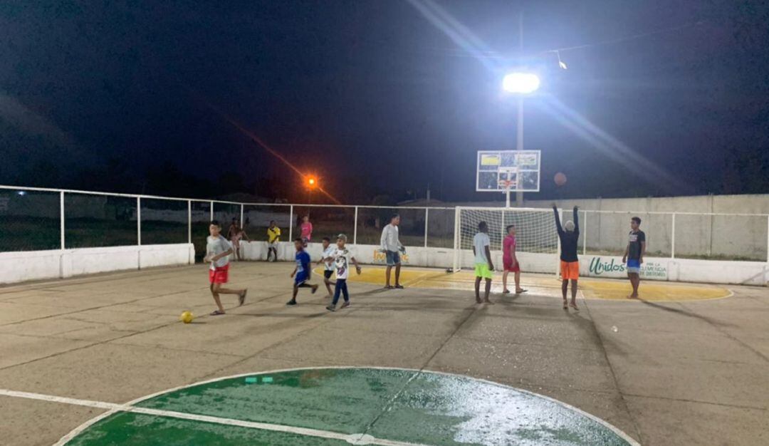 El escenario estaba en mal estado y nadie podía practicar baloncesto ni microfutbol en horas de la noche por la oscuridad.