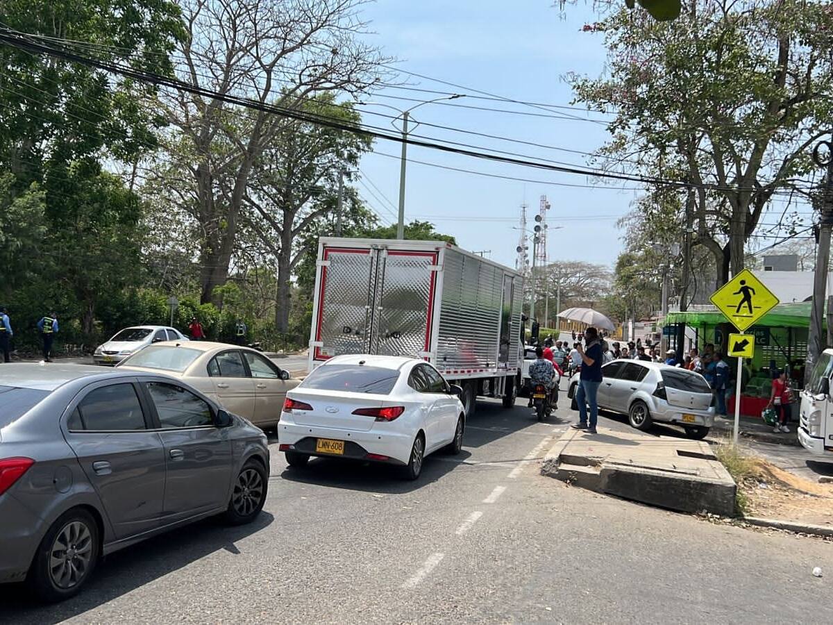 Bloqueos intermitentes en Urb. La Granja de Turbaco por cobro de peaje