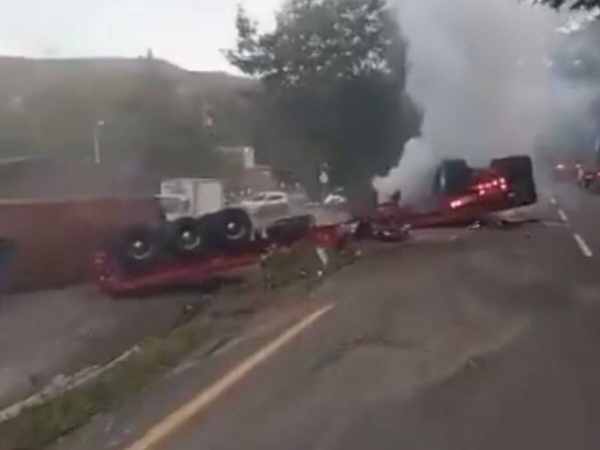 Accidente vía Bogotá-Melgar: anuncian cierre preventivo por volcamiento de tractocamión