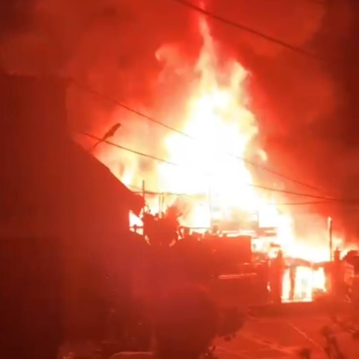 Incendio en la comuna Villasantana de Pereira, deja 18 viviendas afectadas