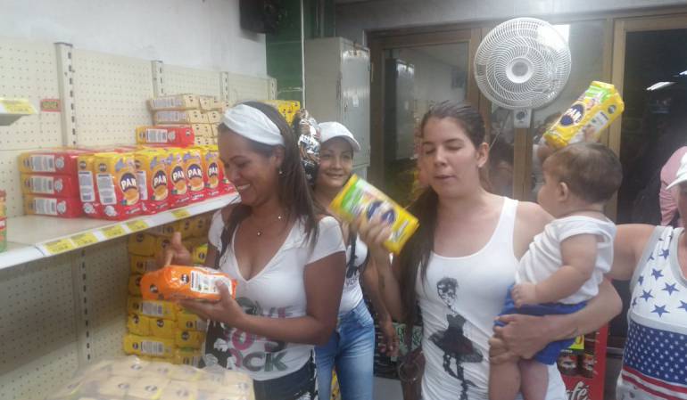 Venezolanas comprando en los supermercados de Cúcuta