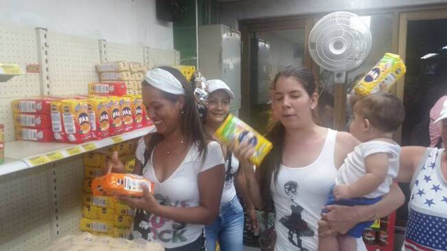Venezolanas comprando en los supermercados de Cúcuta