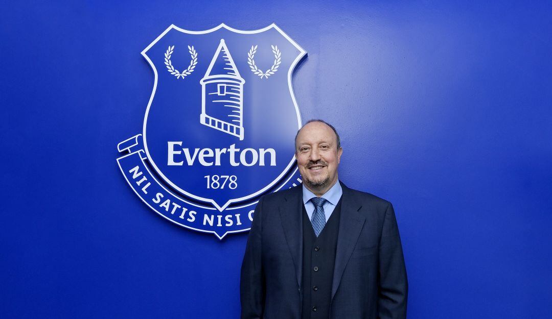 Rafael Benítez posa como nuevo DT del Everton.