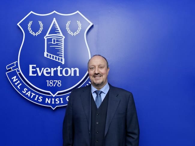 Rafael Benítez posa como nuevo DT del Everton.
