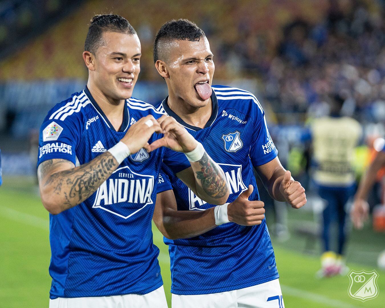 Leonardo Castro celebra su gol ante el Boyacá Chicó junto a Luis Paredes / Twtter: @Millosfcoficial.