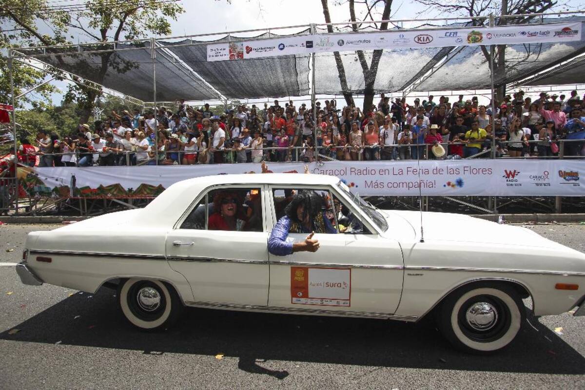 Desfile de autos clásicos y antiguos en la Feria de las Flores