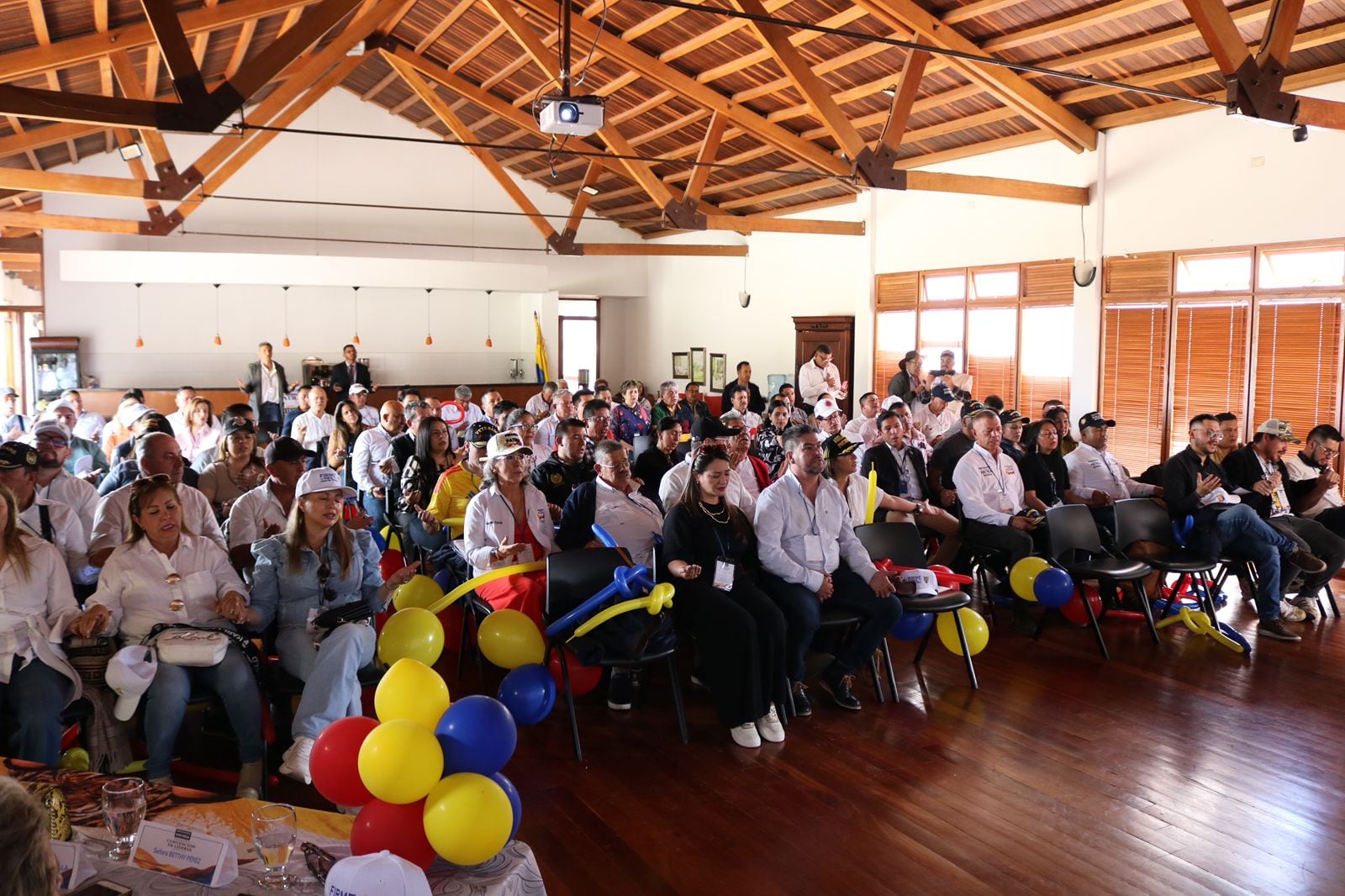 Líderes de los 123 municipios y 13 provincias participaron en Villa de Leyva en la Primera Convención de Dirigentes hacia la “Boyacá Milagro”, donde definieron una ruta de organización territorial y una iniciativa para apoyar la reconstrucción tras el terremoto.
