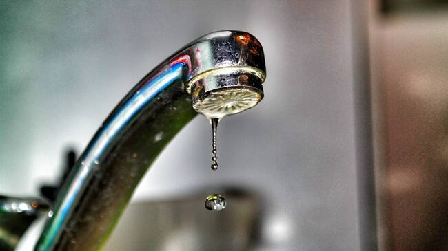 Aguas de Bogotá, la empresa pública que hoy presta el servicio en el 50% de la ciudad, quedó por fuera de la licitación por cuenta de sus estados financieros. Foto: Getty Images