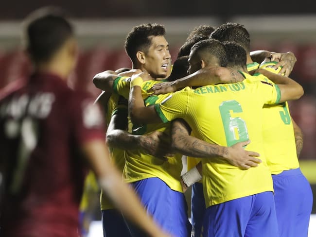 Brasil batalló de más, pero venció a Venezuela y lidera con puntaje ideal
