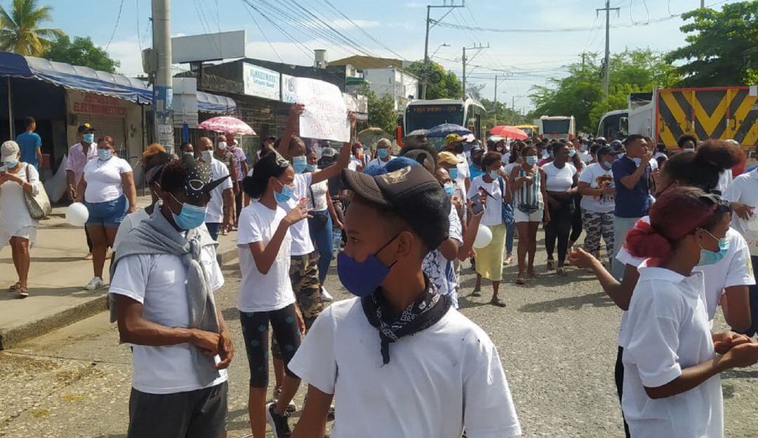 Los habitantes de este sector del barrio Olaya Herrera se tomaron algunas vías tras el fallecimiento de dos menores de edad, presuntamente por dengue