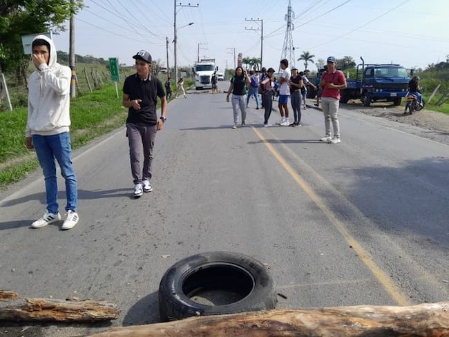 Estudiantes de la UIS bloquean vía Bucaramanga - Bogotá
