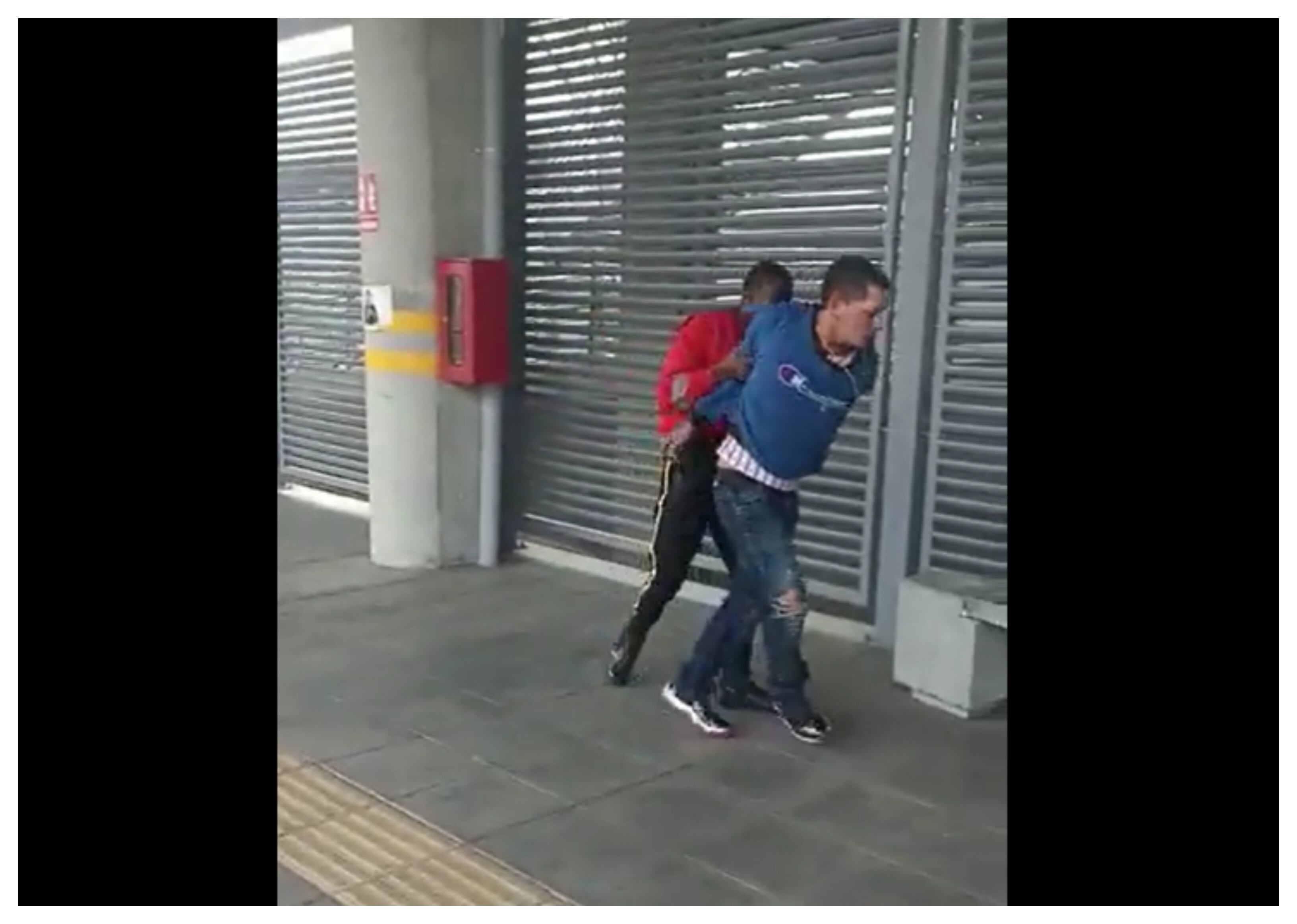 En el MIO de Cali hombre desarmó a guardia de seguridad y le dio con el bolillo. Foto: Cortesía