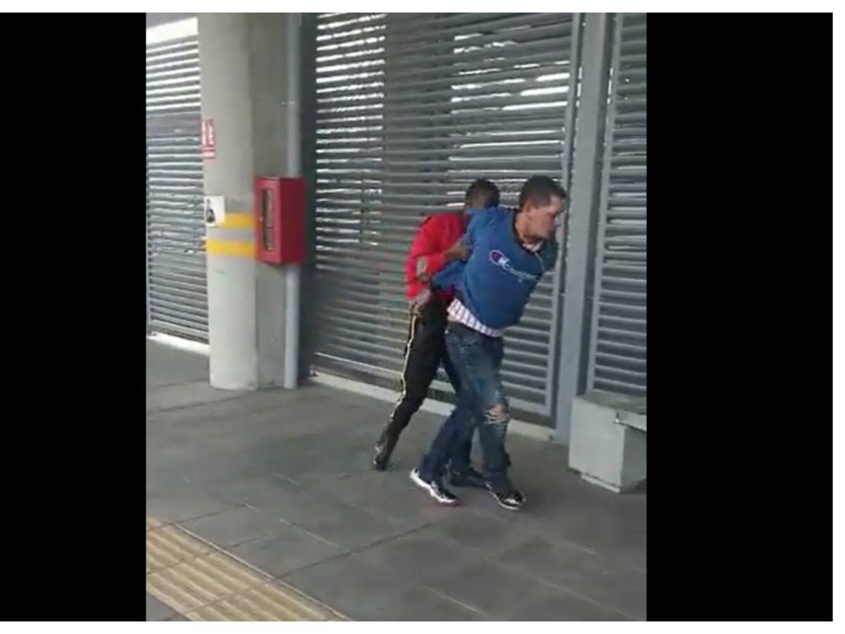 Video | En MIO de Cali hombre agredió a guardia: lo desarmó y le dio con el bolillo