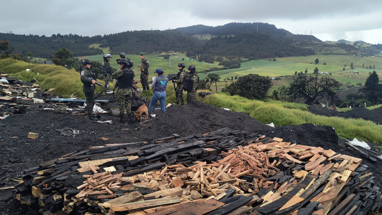 La Corporación Autónoma de Cundinamarca (CAR) impuso medidas contra productores ilegales de carbón en Soacha. Cortesía: @CAR_Cundi