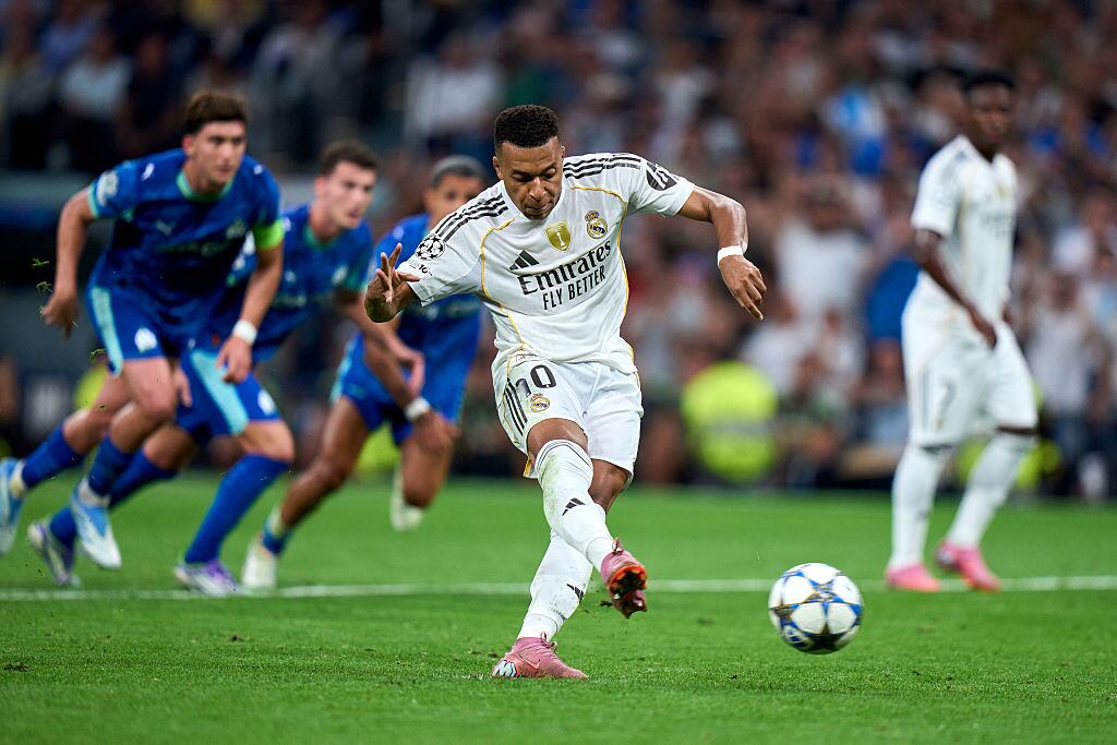 Kylian Mbappe jugador Real Madrid cobrando un penalti / Diego Souto/Getty Images
