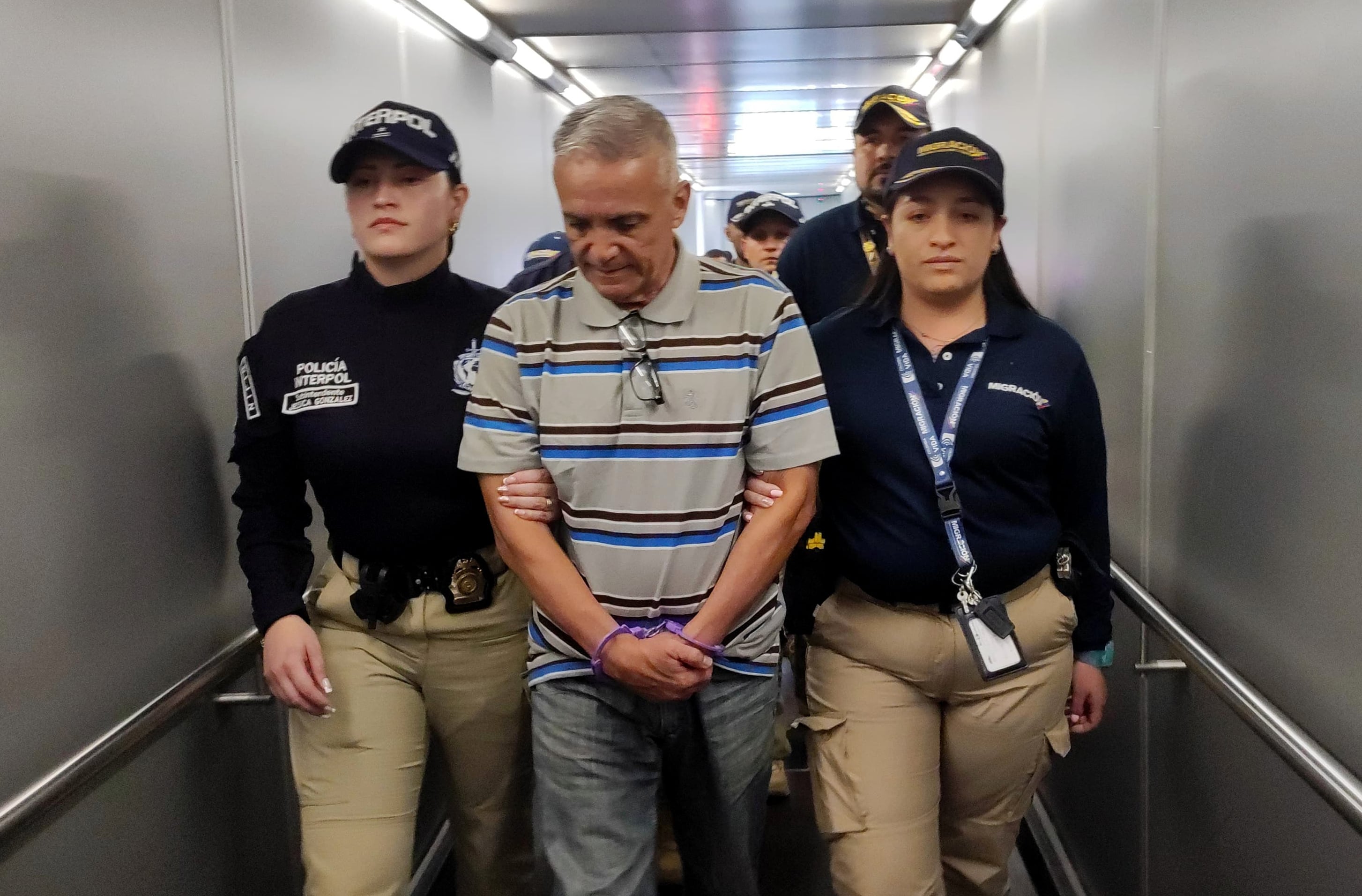 AME6664. BOGOTÁ (COLOMBIA), 11/04/2024.- Fotografía cedida por Policía de Colombia y Migración Colombia de la llegada a Colombia de Jaime Saade Cormane, acusado por el asesinato hace 30 años en Barranquilla de Nancy Mestre, este jueves en el Aeropuerto El Dorado en Bogotá (Colombia). Las autoridades de Brasil entregaron a las de Colombia a Jaime Saade Cormane, detenido en ese país y pedido en extradición por el asesinato hace 30 años en Barranquilla de Nancy Mestre, informaron este jueves fuentes oficiales. "Informo a la opinión pública que el Sr. Jaime Saade, condenado por el homicidio de Nancy Mestre en Barranquilla, ya fue entregado por las autoridades de Brasil a nuestras autoridades. En el transcurso de la mañana abordará el avión que lo traerá a Colombia a pagar su condena", publicó en su cuenta de X el embajador de Colombia en Brasil, Guillermo Rivera. EFE/ Policía De Colombia Y Migración Colombia SOLO USO EDITORIAL/NO VENTAS/SOLO DISPONIBLE PARA ILUSTRAR LA NOTICIA QUE ACOMPAÑA/CRÉDITO OBLIGATORIO