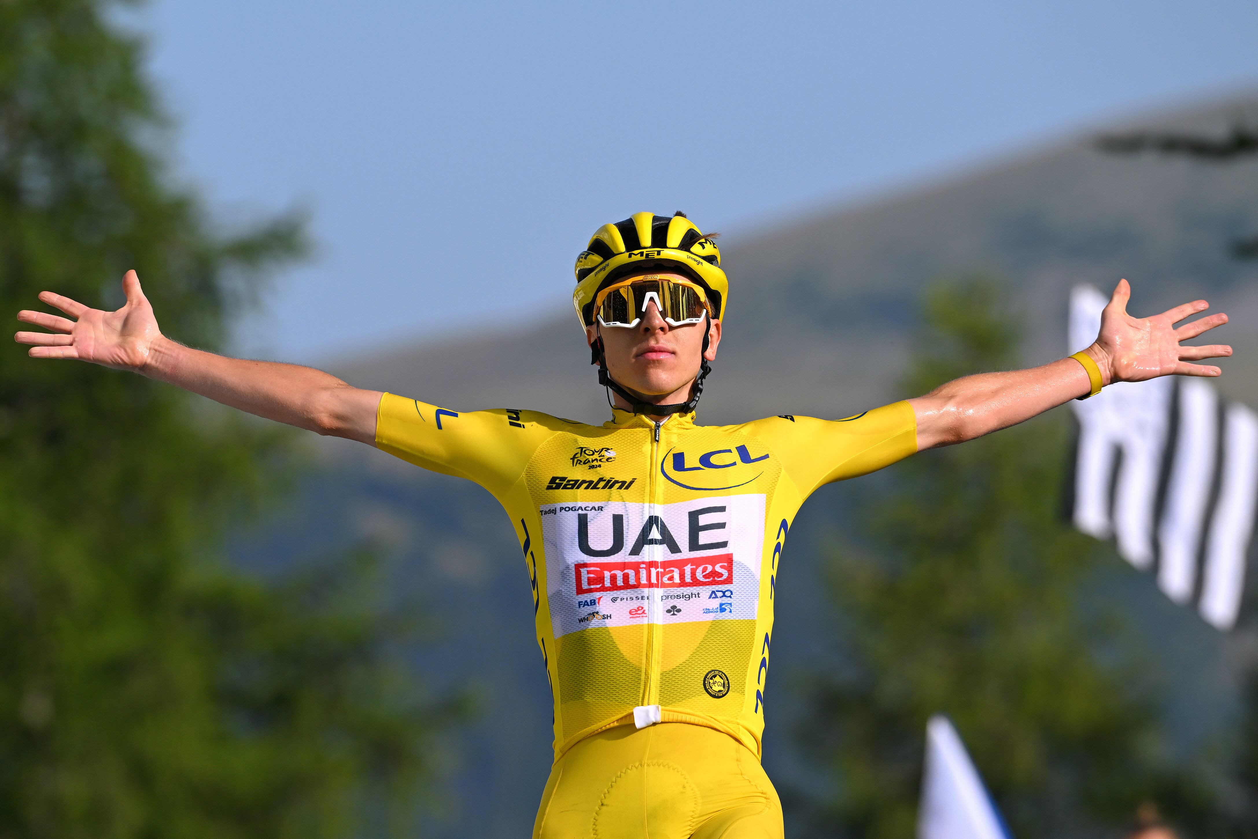 Tadej Pogacar festeja su quinta victoria de etapa en la presente edición del Tour de Francia. (Photo by Tim de Waele/Getty Images)