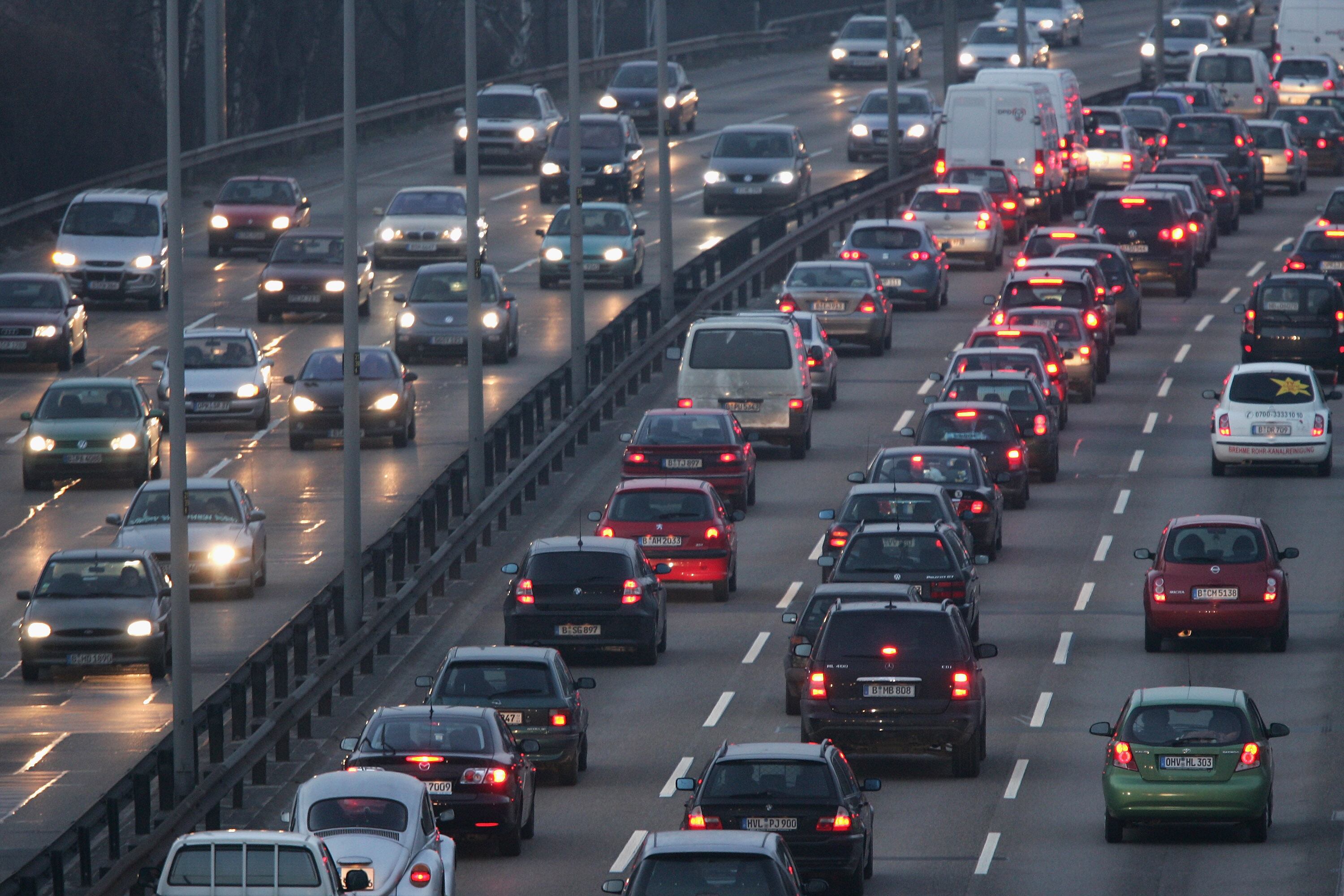 BERLIN - FEBRUARY 21: Cars, trucks and other traffic clog the A100 ring road at rush hour February 21, 2007 in Berlin, Germany. Auto emissions has become a hot political topic in Europe as the European Council has proposed legislation to cut emissions of carbon dioxide to 130 grams per kilometer for cars produced starting 2012 in an effort to slow the warming of the Earth's atmosphere. Germany's auto industry in particular is opposing the plan. (Photo by Sean Gallup/Getty Images)