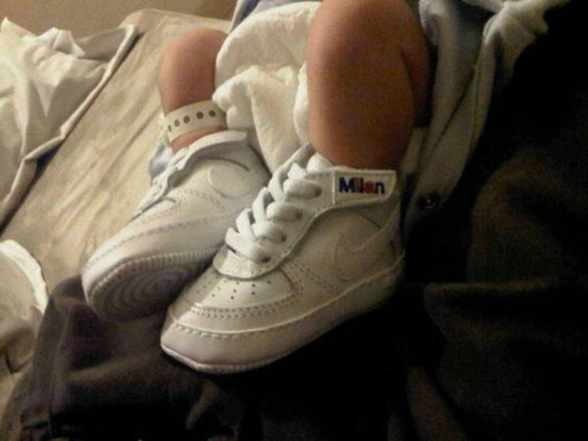 El futbolista español Gerald Piqué tuitió una imagen de los pies del pequeño. En la foto se puede ver los pequeños pies de Milan Piqué Mebarak con unos zapatos deportivos serigrafiadas con su nombre.