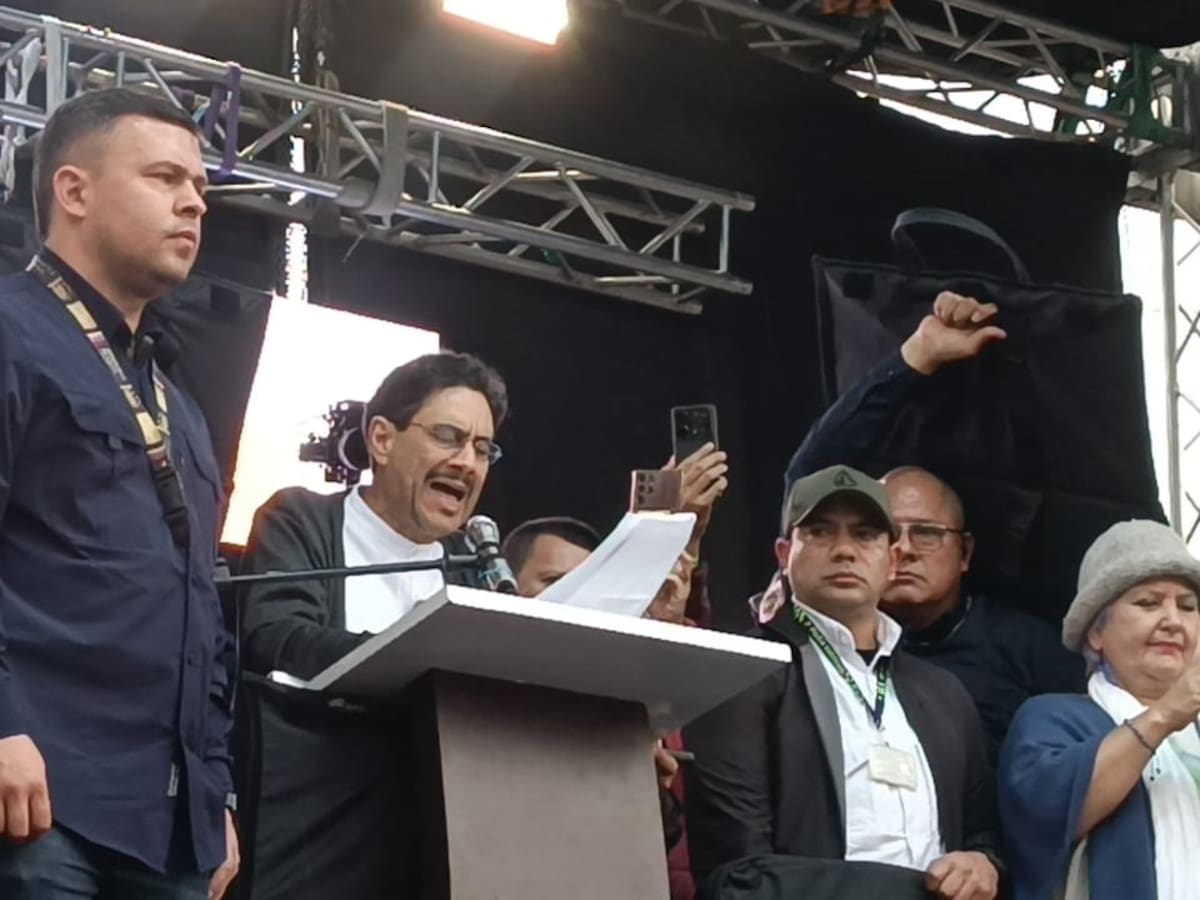 Iván Cepeda propuso un plan de choque para enfrentar la crisis que afronta la salud en el país