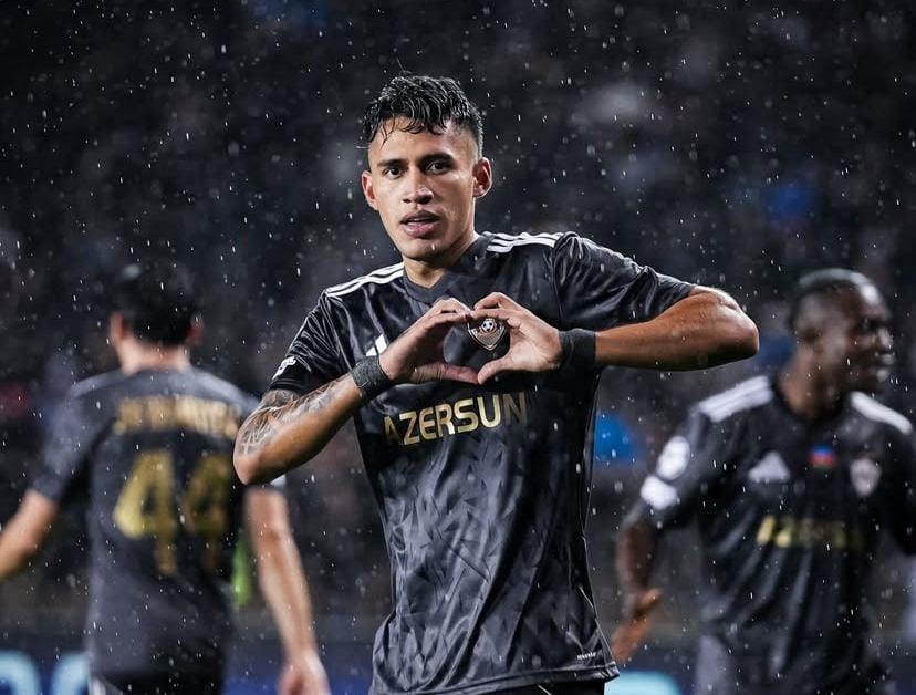 Juan Camilo Durán, futbolista colombiano que juega con Qarabağ celebrando su anotación en la Champions League 2025-26 ante Ajax / @fkqarabagh