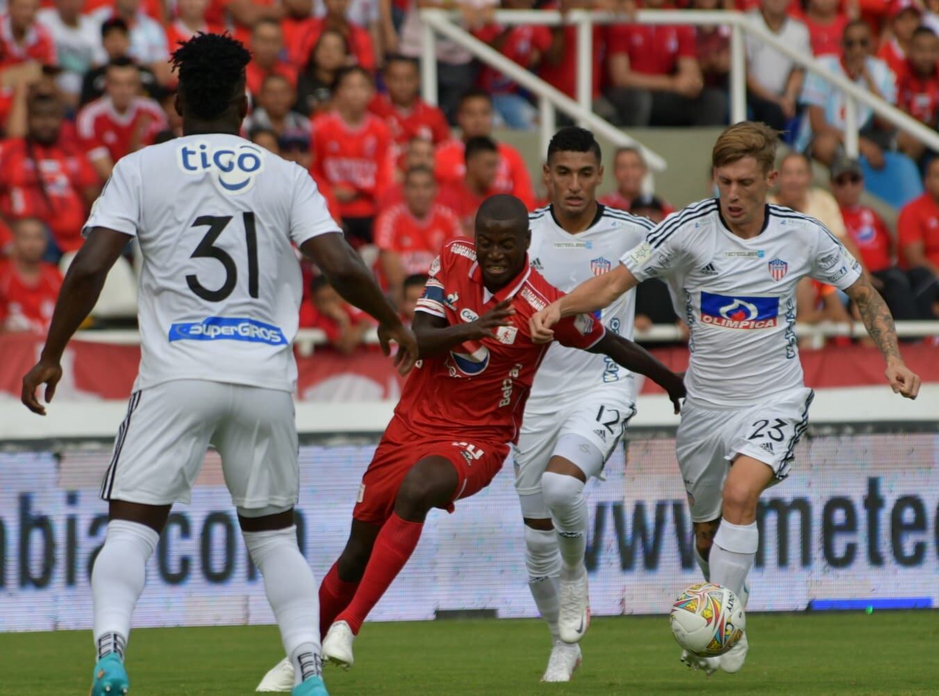 América de Cali y Junior de Barranquilla son dos de los equipos tradicionales del fútbol colombiano que luchan por entrar a los ocho.