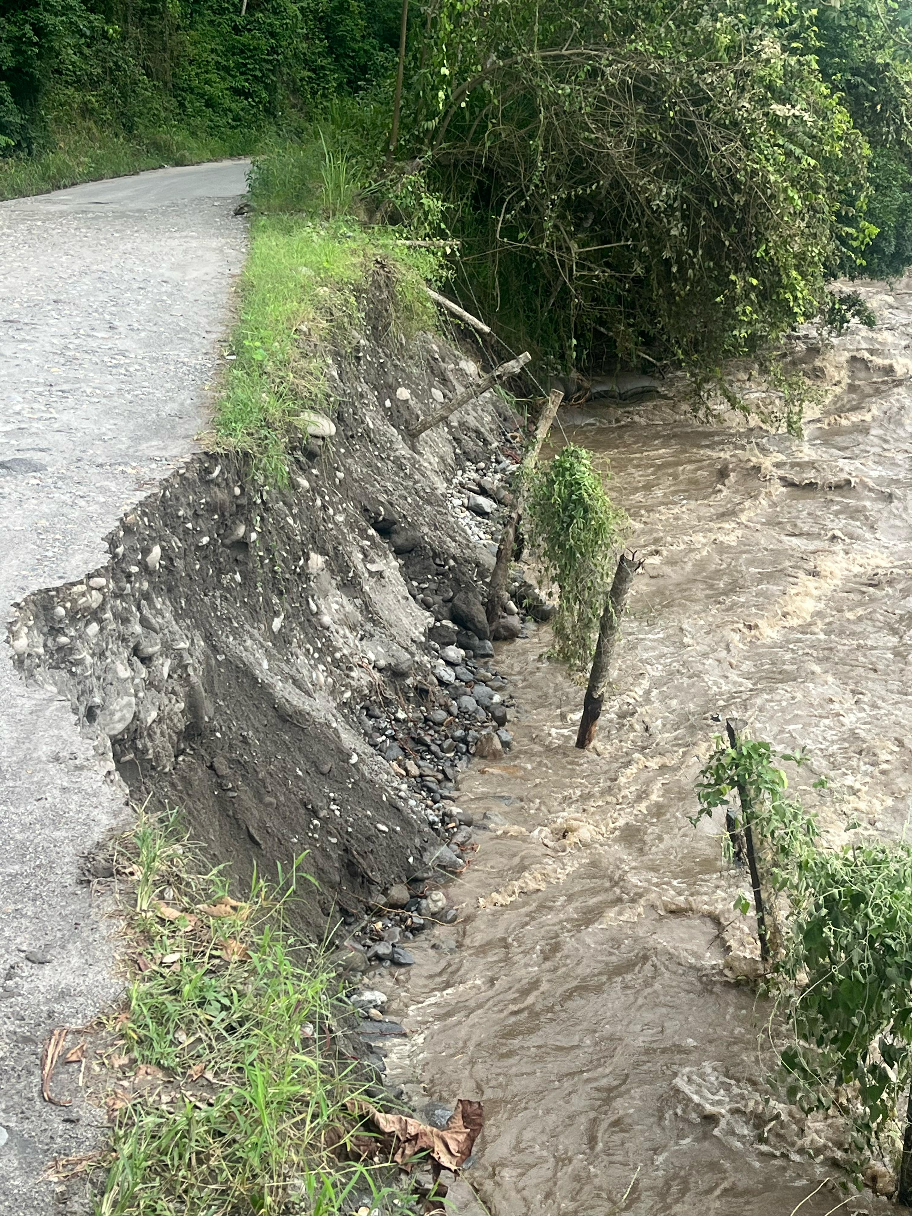 La banca se desprende a medida que incrementa el nivel del río Guarinó, en Victoria, Caldas. Foto suministrada.