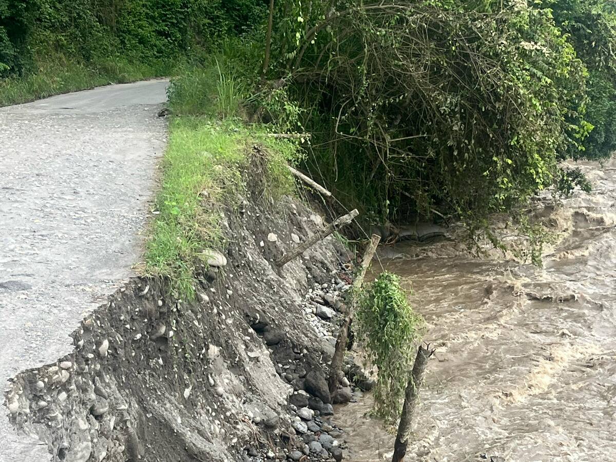 Victoria (Caldas) está incomunicada con el Tolima y un río amenaza con destruir la vía hacia Bogotá