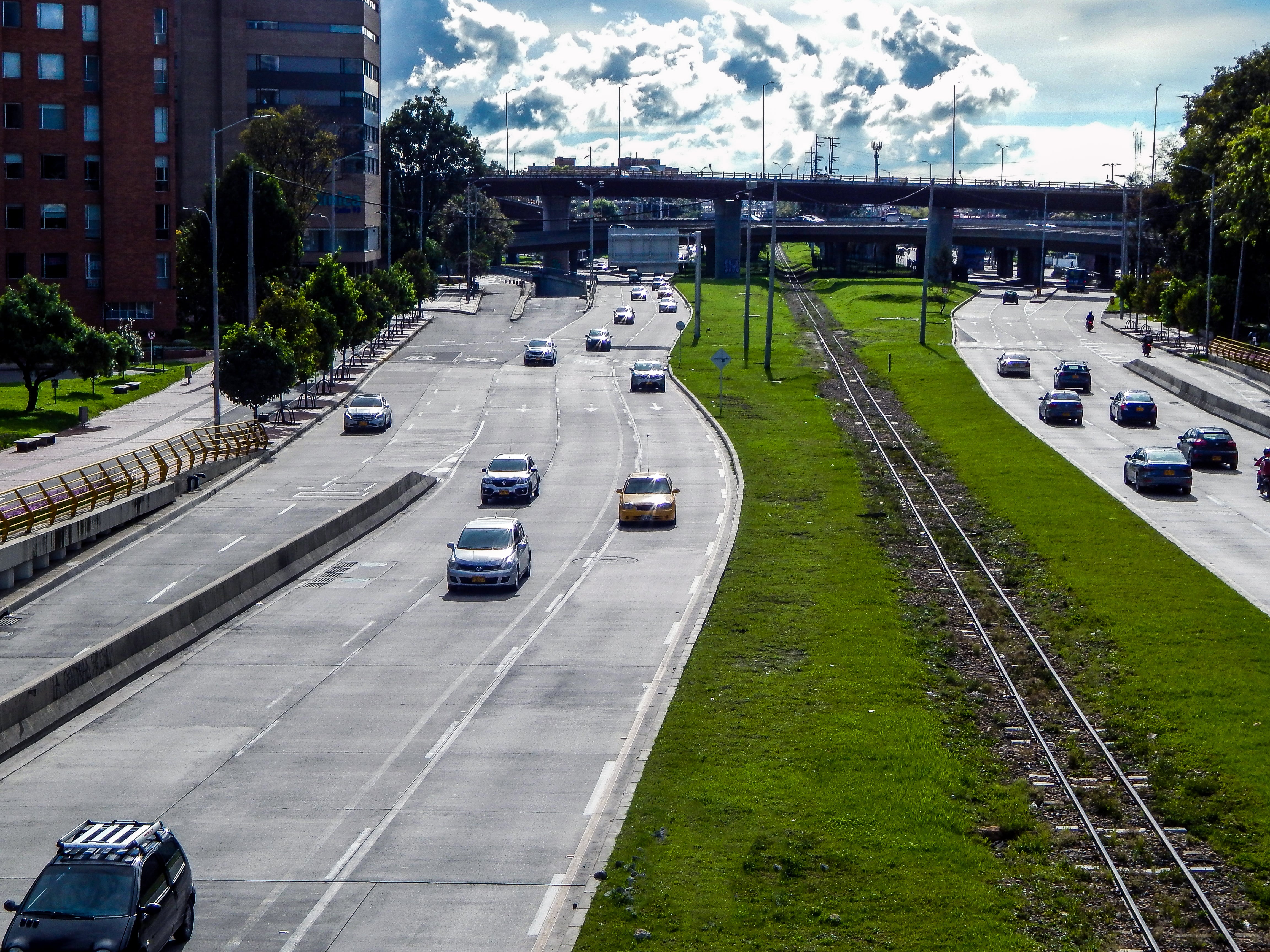Pico y placa agosto / carros transitando por Bogotá (GettyImages)