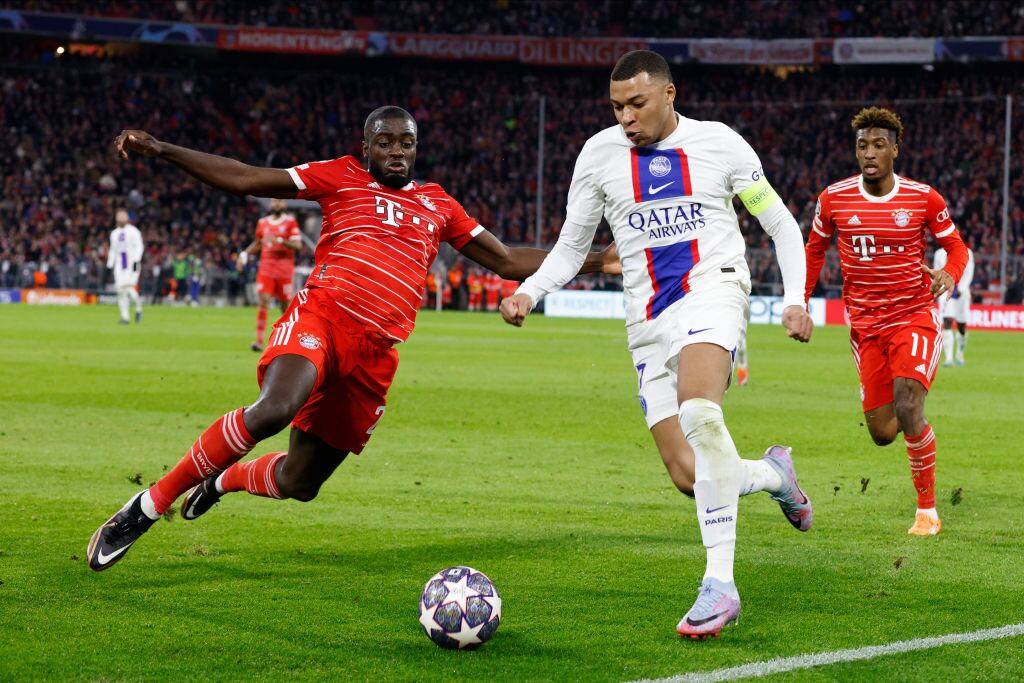 Dayot Upamecano y Kylian Mbappé en un duelo en el Allianz Arena por el partido de vuelta de los octavos de final de la Champions League (Photo by Richard Sellers/Getty Images)