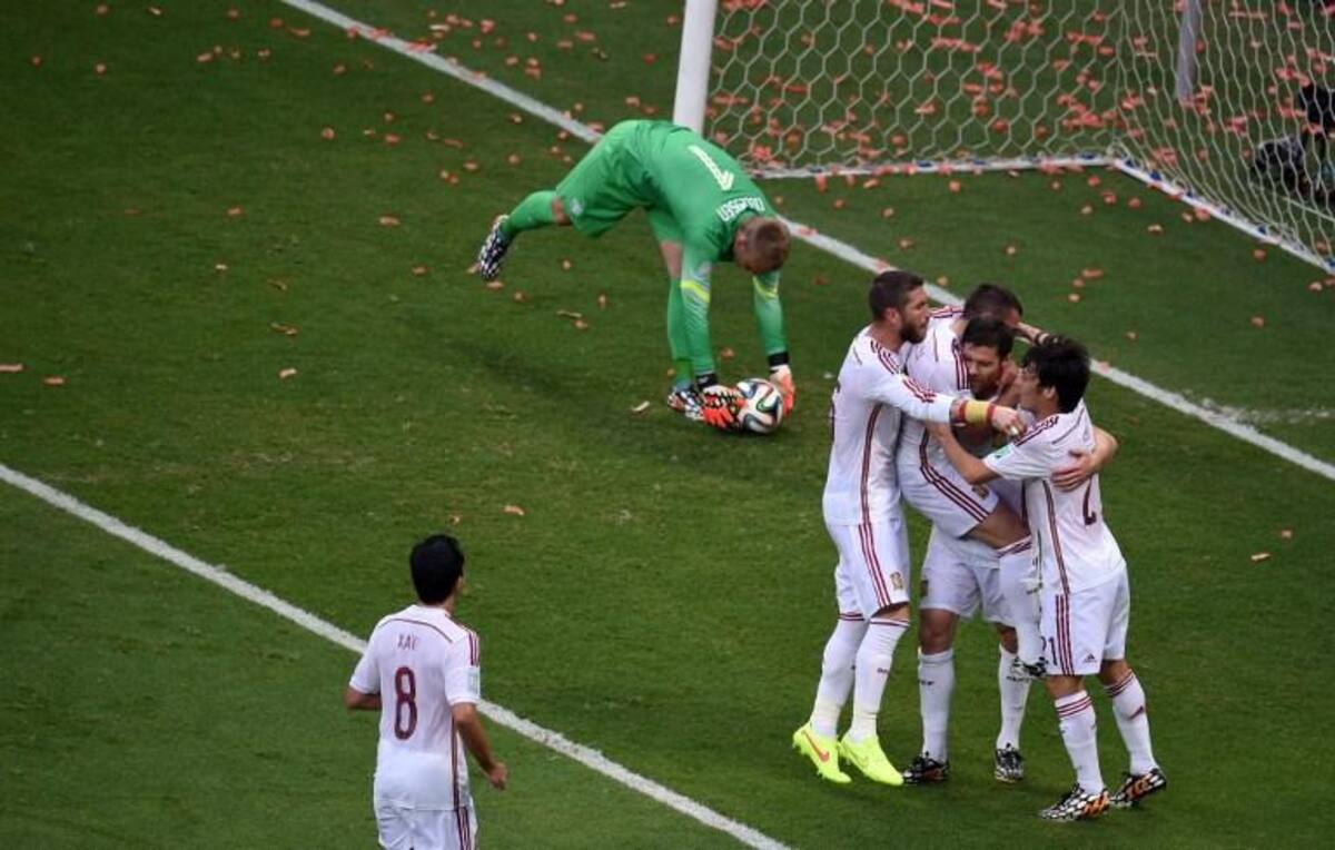 Xabi Alonso marcó desde el punto penal y puso a ganar a España. Van Persie marcó dos para Holanda, Robben también anotó doblete y De Vrij puso su cuota.