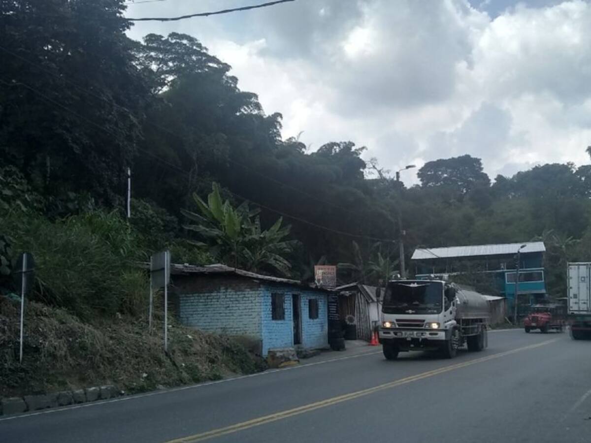 Policía regula tráfico en la vía alterna a la Línea en el Tolima