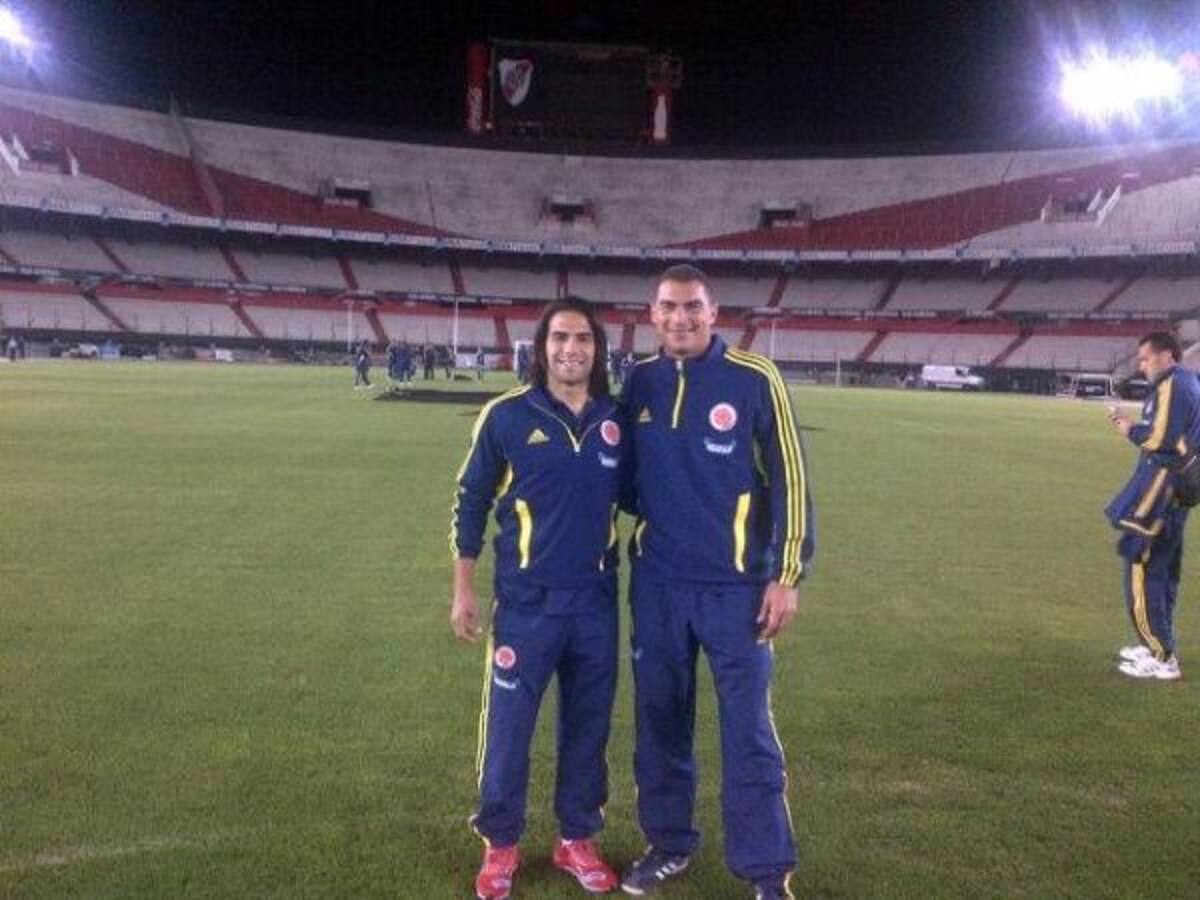 El experimentado arquero Faryd Mondragón y Falcao García, @farydMondragon "@FCFSeleccionCol reconociendo la cancha del Monumental #vamosColombia"