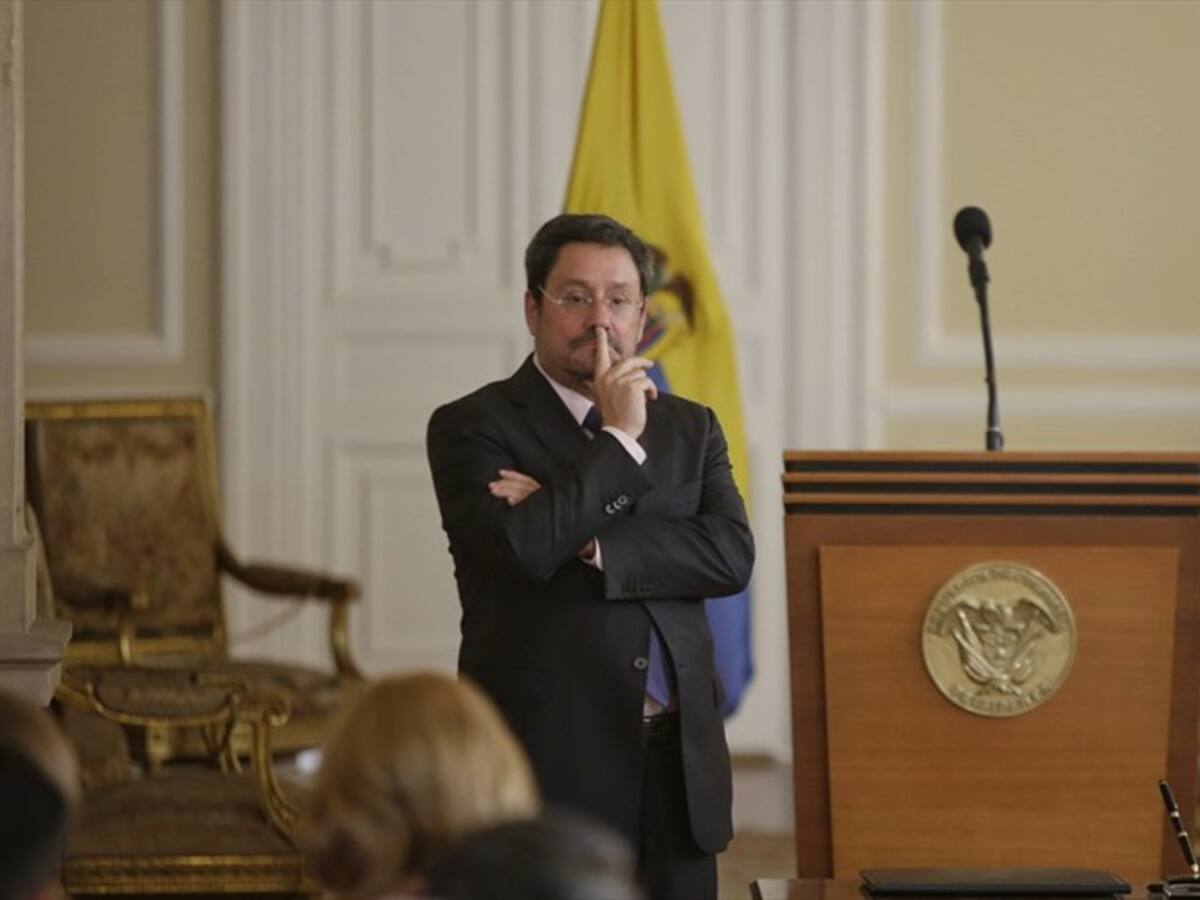 El mensaje de Bolton fue: o hay negociación o un escenario como el de Noriega: F. Santos