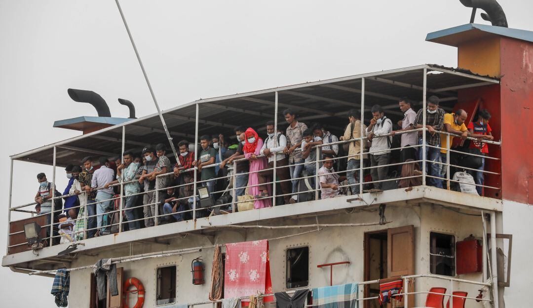 Pese a los llamados a mantener el distanciamiento, en Bangladesh se mantiene el hacinamiento en el transporte público.