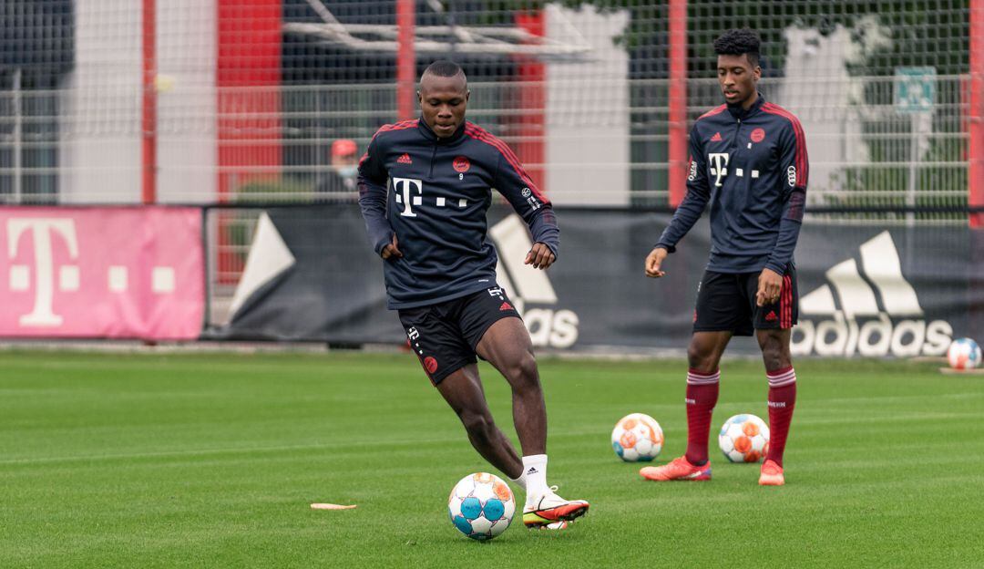 José Mulato Palacios, joven delantero colombiano, entrenando con el equipo profesional del Bayern Múnich.