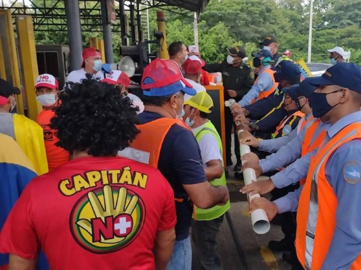 Enfrentamiento entre vigilantes del peaje de Turbaco y manifestantes