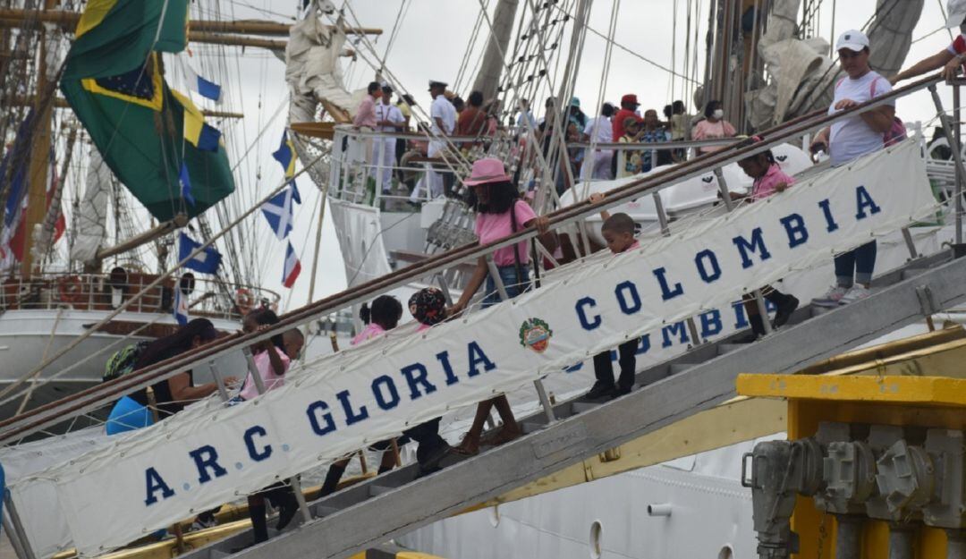 Niños del corregimiento de Bayunca y Caño del Oro quedaron cautivados con la belleza de los cinco veleros participantes