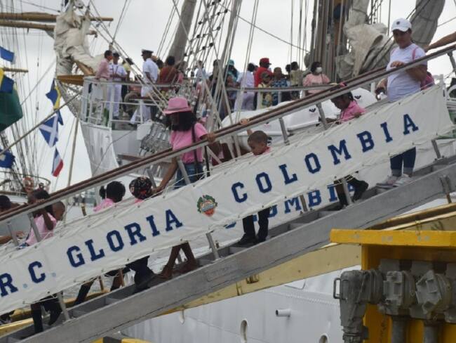 Niños del corregimiento de Bayunca y Caño del Oro quedaron cautivados con la belleza de los cinco veleros participantes