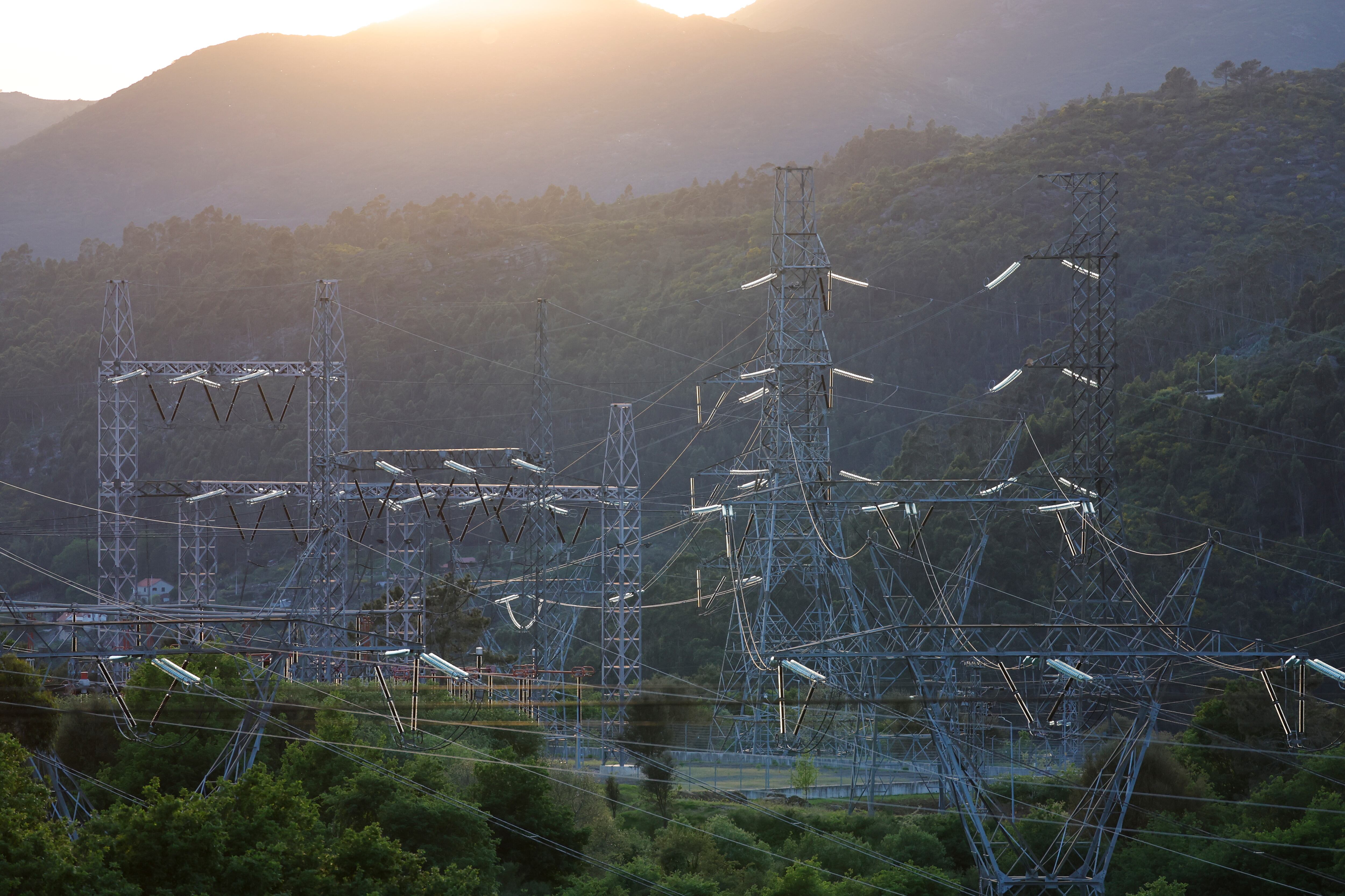 AME3467. LINDOSO (PORTUGAL), 28/04/2025.- Fotografía de la subestación de Lindoso, de la línea de alta tensión Lindoso (Portugal)-Cartelle (España) este lunes, en Lindoso (Portugal). Actualmente hay siete líneas eléctricas interconectadas entre España y Portugal: cuatro de 400 kV y tres de 220 kV, estas líneas permiten un intercambio de energía de entre 2.000 y 2.400 MW. Portugal se desconectó de la red española por el apagón eléctrico que ha sufrido la península. EFE/ Lavandeira Jr