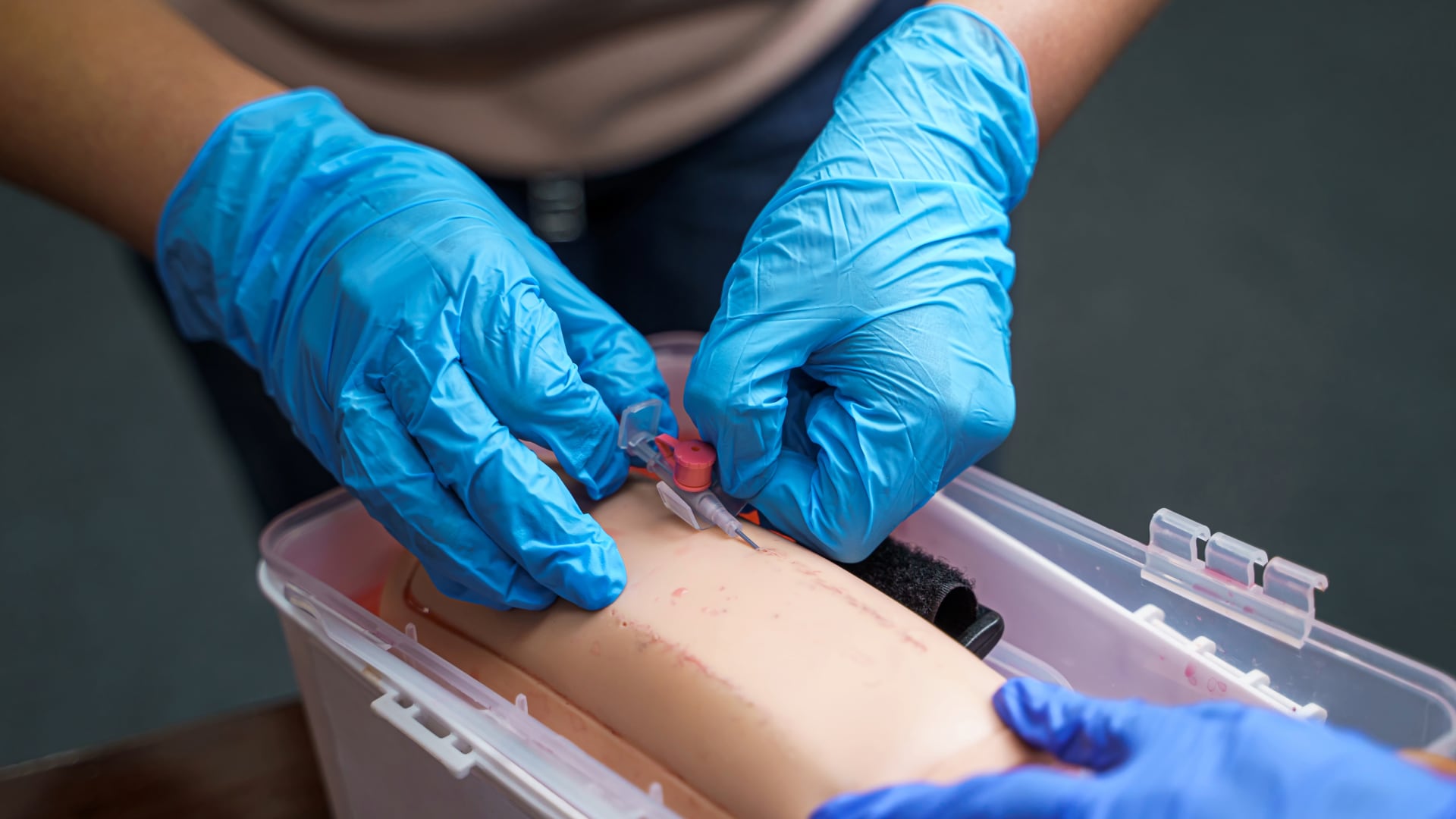Médico en formación durante una práctica de sutura. | Foto: Getty Images