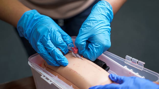 Médico en formación durante una práctica de sutura. | Foto: Getty Images