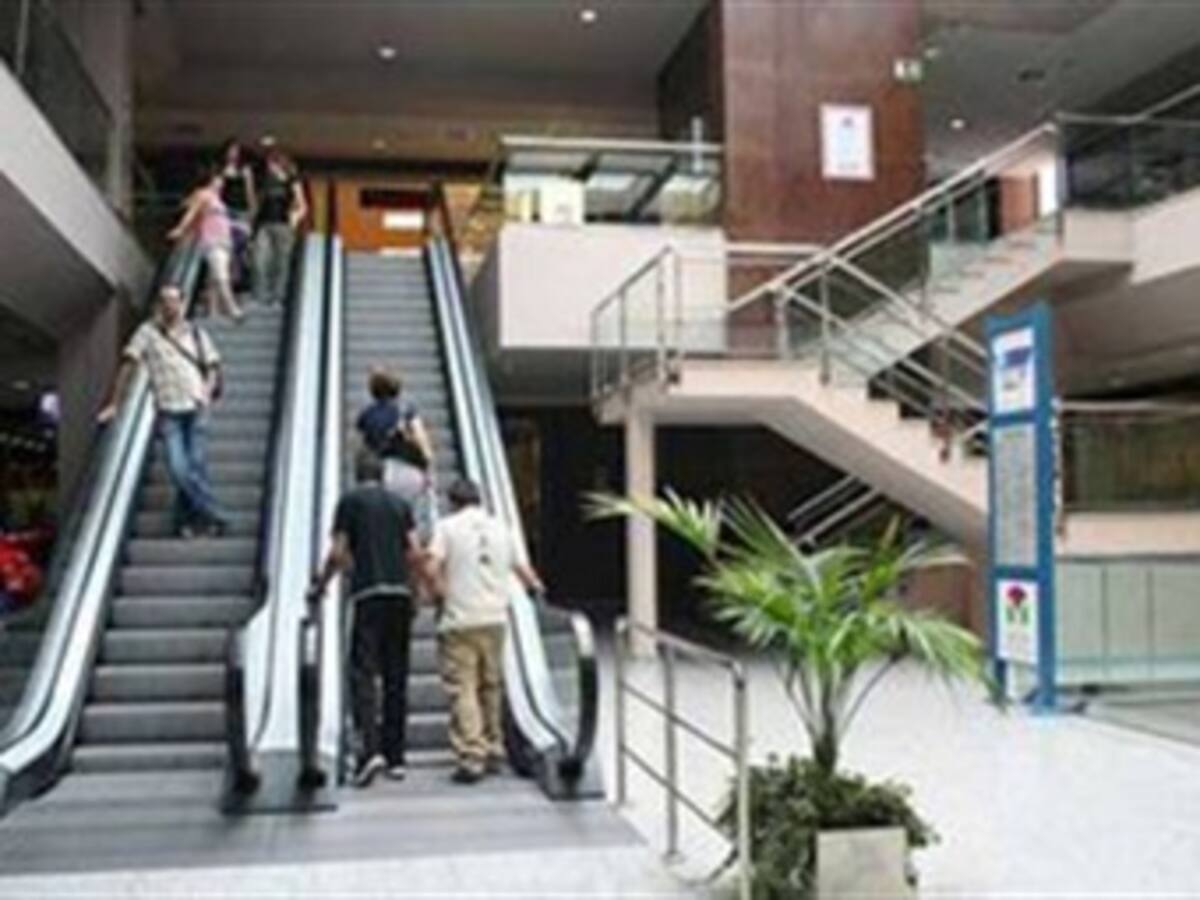Mujer cayó desde una altura de cuatro metros en un centro comercial de Armenia