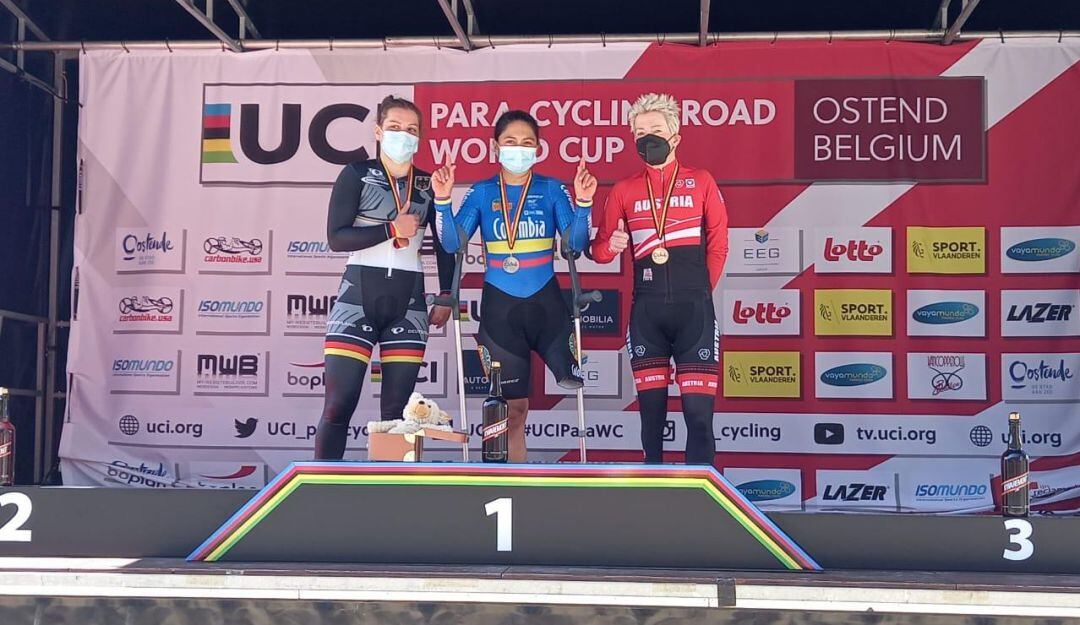 Carolina Munevar festeja en lo más alto del podio.