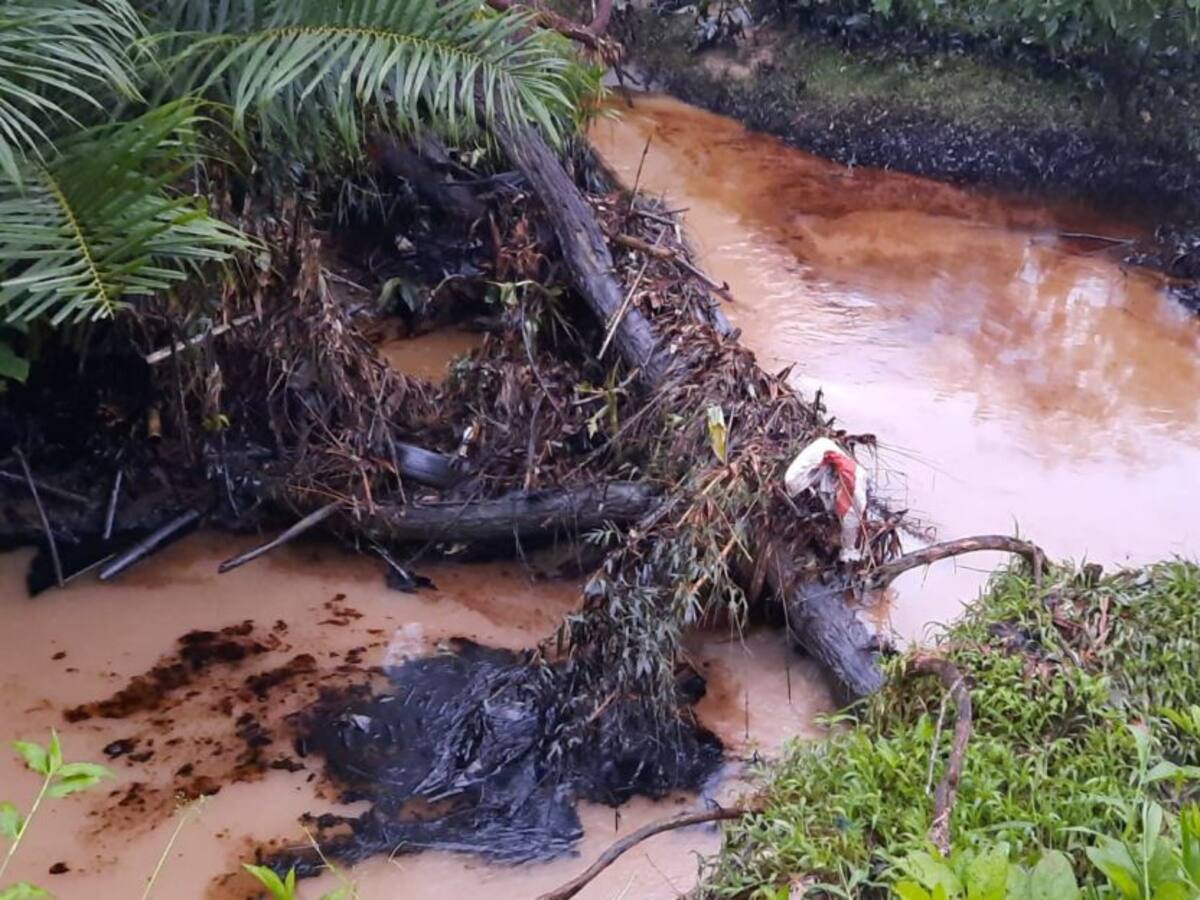 Denuncian derrame de hidrocarburos en una quebrada de Barrancabermeja