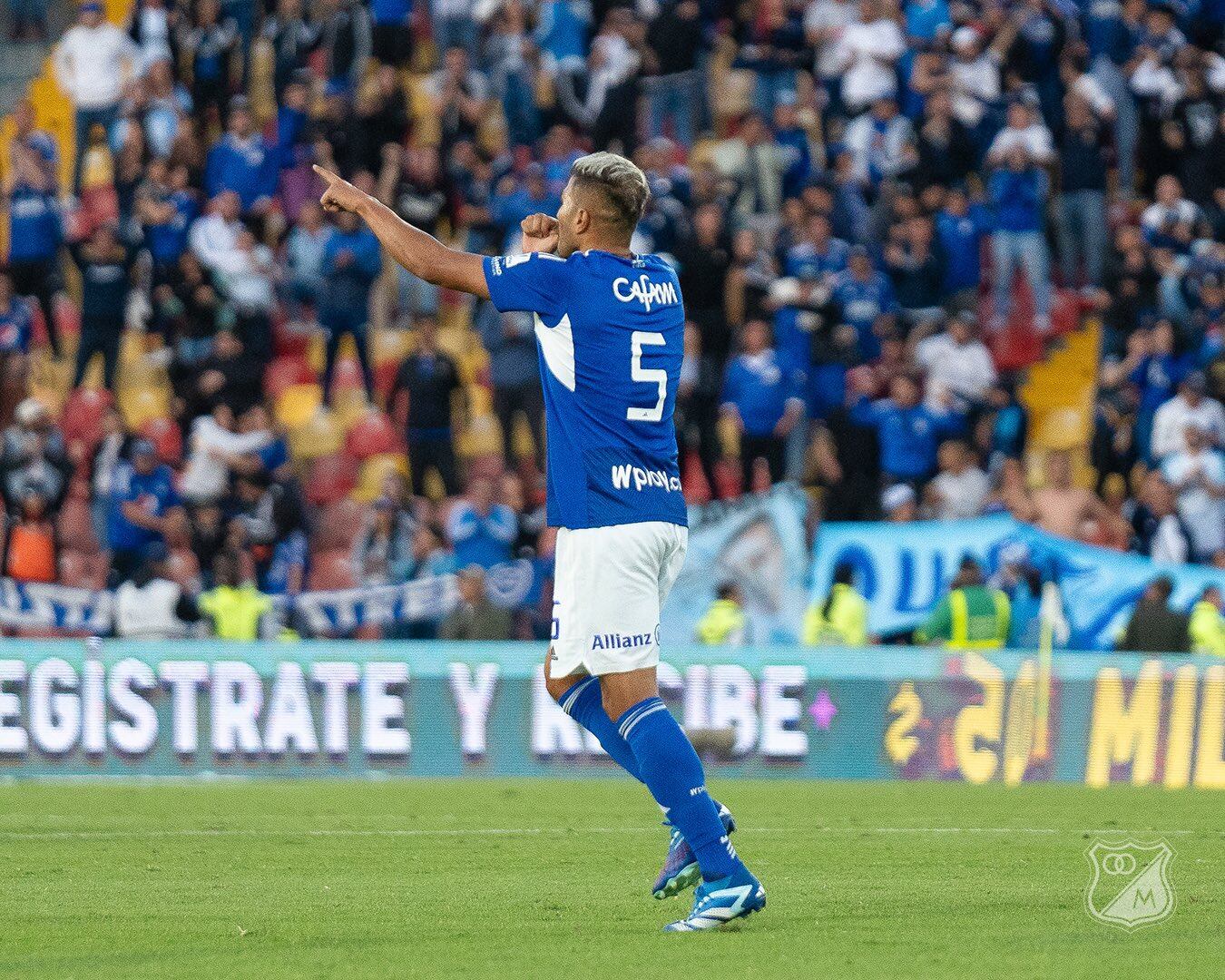 Larry Vásquez celebra el quinto gol de Millonarios ante Medellín / Twitter: @MillosFCOficial.