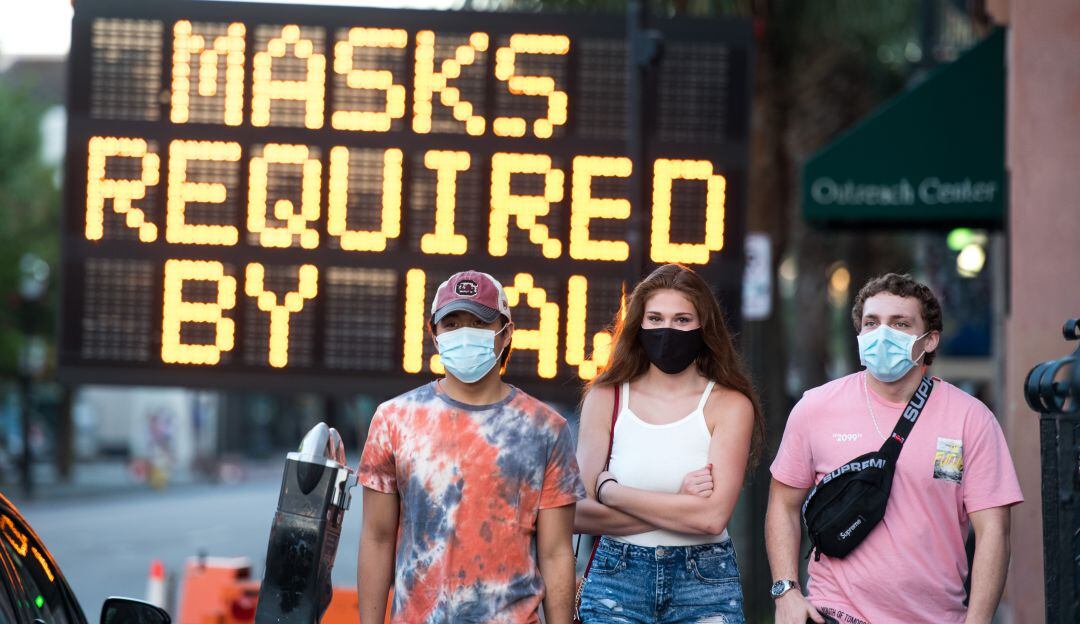 Para el CDC, una persona está completamente vacunada tras completar dos semanas después de recibir la última dosis requerida de vacuna contra el COVID-19.