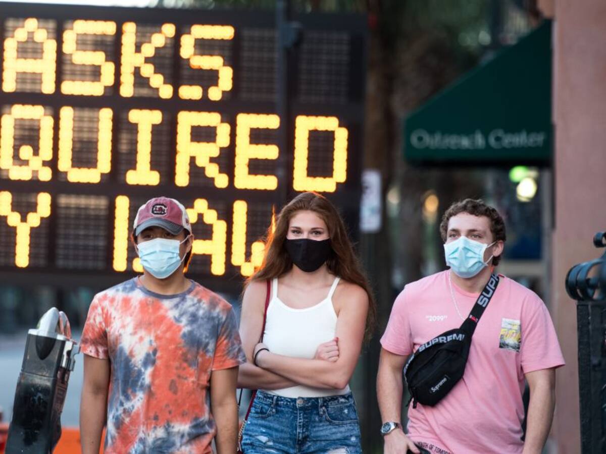 Personas vacunadas pueden reunirse sin tapabocas: CDC
