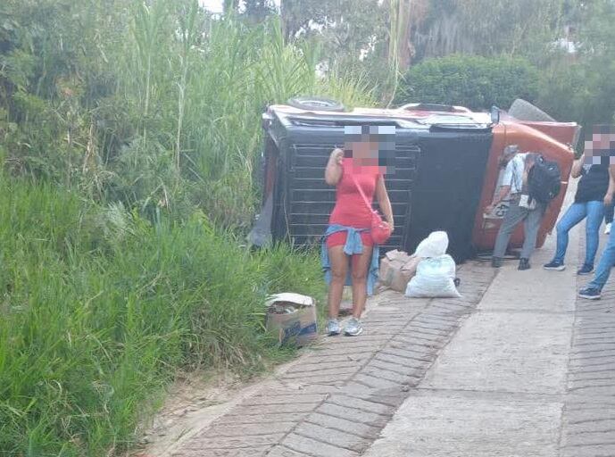 Vehículo de transporte público volcado en Ciudad Bolívar- foto cortesía