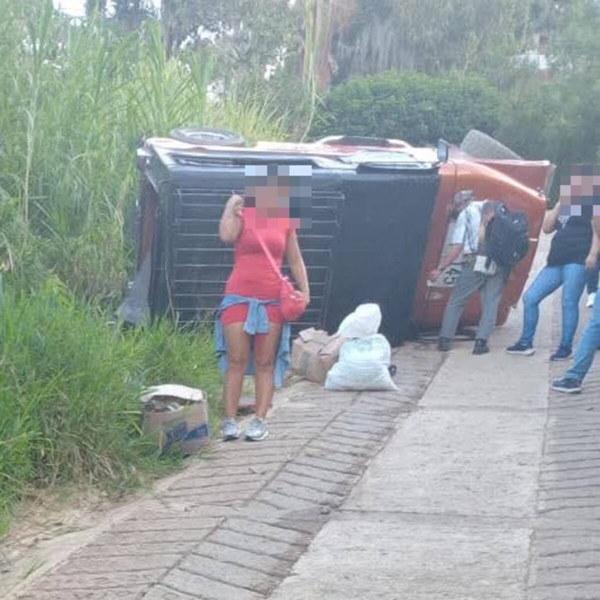Vehículo de transporte público con fallas mecánicas se volcó en Ciudad Bolívar; hubo cuatro heridos